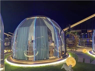 4 asmenų skaidrus geodezinis glaistymo namas su Igloo burbuliniu kupolu